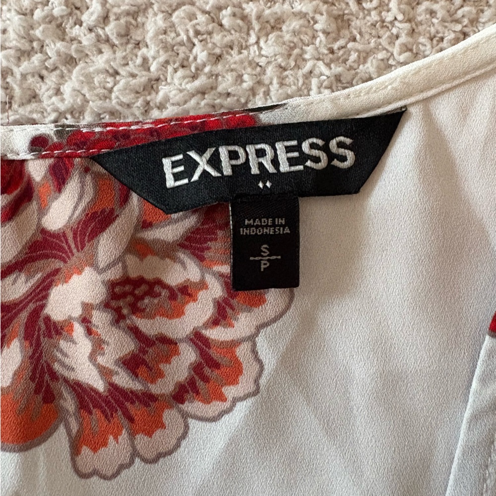 Express white rose pattern blouse - Picture 3 of 3